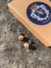 Load image into Gallery viewer, Golden Stud Pearl Earrings
