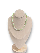 Load image into Gallery viewer, Green Flower Pearl Necklace
